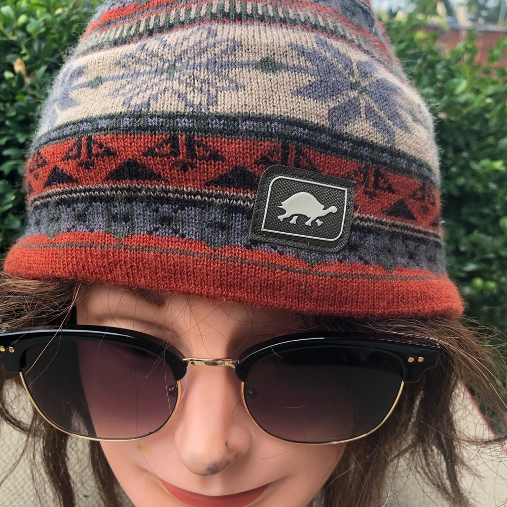 Turtlefur Men’s Red and Gray Patterned Knit Beanie with Turtle Patch Size One